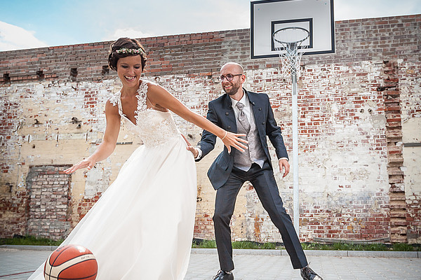 Chemnitz, Sachsen, Hochzeit, Hochzeitsfotograf, Fotograf, Brautpaar, Brautpaarshooting, Basketball, kreativ, wedding